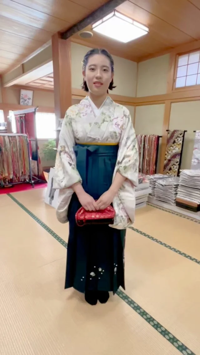 卒業式シーズンがやってきました🌸 
本日、素敵なお客様の袴の着付けを
お手伝いさせていただきました。 
古典的な落ち着いた色合いの2尺袖の着物と、
グリーンの袴がとてもお似合いで、
お姿がとても美しく印象的でした✨ 

人生の新たな門出を迎える大切な日を
お手伝いできたことを心から嬉しく思います。 
これからも、多くの方々にとって
特別な瞬間を彩るお手伝いを
していきたいと思います。 

🎓袴レンタル・着付けに関するご相談は、
ぜひお気軽にお問い合わせください。 

電話0282-62-3818

#卒業式の思い出 #袴着付け #和の美しさ 
#卒業式 #袴 #2尺袖 #グリーンの袴 #着物コーデ #伝統美 #和服レンタル #袴レンタル #着付けサービス #とちぎ市 #卒業シーズン #日本文化 #着物好きと繋がりたい #卒業式ヘア #記念写真